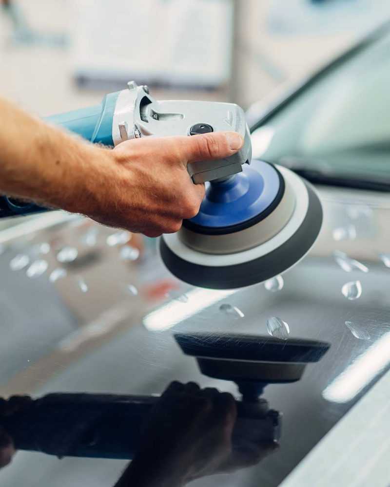 worker-with-polishing-machine-cleans-car-hood-MYFCBD9.jpg worker-with-polishing-machine-cleans-car-hood-MYFCBD9.jpg